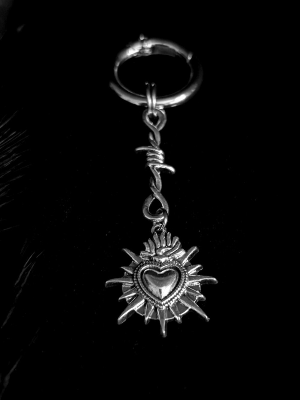 Gothic Barbwire Keychain - Picture 4 of 10